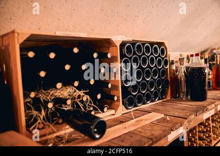 Ripostiglio con bottiglie di vino in cassette di legno Foto Stock