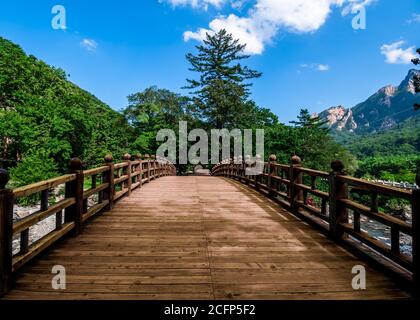 Lungo il sentiero Ulsan Bawi al Parco Nazionale di Seoraksan a Sokcho, Corea del Sud. Foto Stock