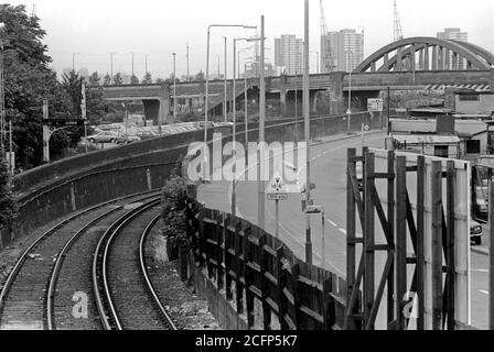Guardando verso ovest dalla stazione ora chiusa di Silvertown, che si trovava sul ramo Nord di Woolwich dell'ex North London Line verso il Connaught Tunnel. Questo tunnel trasportava l'ex North London Line sotto i Royal Docks. Foto Stock