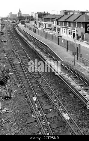 La stazione ora chiusa di Silvertown, che era sul ramo North Woolwich della ex North London Line. Nel 1990 la North London Line era stata ridotta a un solo binario. La linea Up è stata conservata come collegamento solo per il trasporto a quello che era conosciuto localmente come la linea Tramway di Silvertown. Il tram seguiva il percorso della linea originaria di North Woolwich. Nel suo periodo di massimo splendore un labirinto di linee irradiate da questo percorso che formava un'arteria merci attraverso il Royal Victoria Dock del Porto di Londra e l'area di Thames Wharf. E' collegato di nuovo alla diramazione North Woolwich appena a sud della stazione di Canning Town presso Thames Wharf Junct Foto Stock