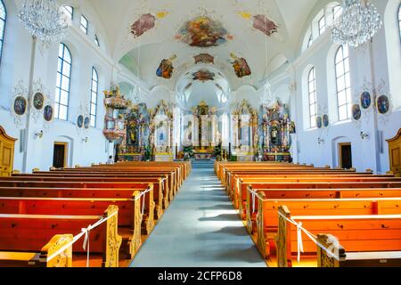 Bell'interno della chiesa cattolica di San Martino nel villaggio di Hochdorf, cantone di Lucerna, Svizzera. Foto Stock