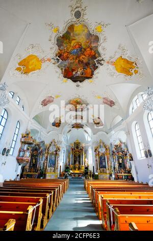 Bell'interno della chiesa cattolica di San Martino nel villaggio di Hochdorf, cantone di Lucerna, Svizzera. Foto Stock