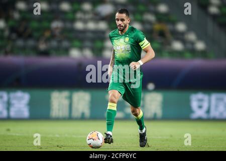 Il giocatore brasiliano di calcio Renato Soares de Oliveira Augusto, o semplicemente Renato Augusto, di Pechino Sinobo Guoan F.C. tiene la palla durante la nona partita di 2020 Chinese Super League (CSL) contro Wuhan Zall F.C., Suzhou città, provincia Jiangsu della Cina orientale, 6 settembre 2020. Wuhan Zall F.C. e Beijing Sinobo Guoan F.C. legano il gioco con 2-2. Foto Stock