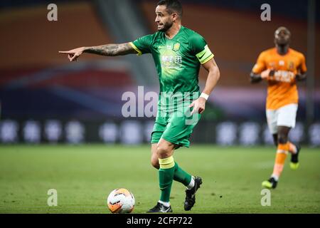 Il giocatore brasiliano di calcio Renato Soares de Oliveira Augusto, o semplicemente Renato Augusto, di Pechino Sinobo Guoan F.C. tiene la palla durante la nona partita di 2020 Chinese Super League (CSL) contro Wuhan Zall F.C., Suzhou città, provincia Jiangsu della Cina orientale, 6 settembre 2020. Wuhan Zall F.C. e Beijing Sinobo Guoan F.C. legano il gioco con 2-2. Foto Stock