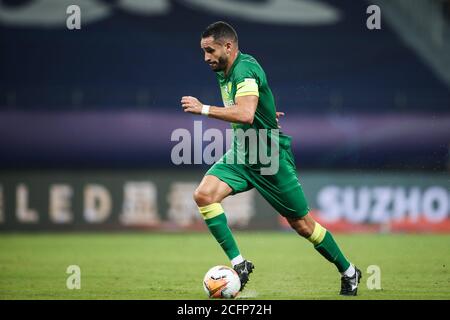 Il giocatore brasiliano di calcio Renato Soares de Oliveira Augusto, o semplicemente Renato Augusto, di Pechino Sinobo Guoan F.C. tiene la palla durante la nona partita di 2020 Chinese Super League (CSL) contro Wuhan Zall F.C., Suzhou città, provincia Jiangsu della Cina orientale, 6 settembre 2020. Wuhan Zall F.C. e Beijing Sinobo Guoan F.C. legano il gioco con 2-2. Foto Stock