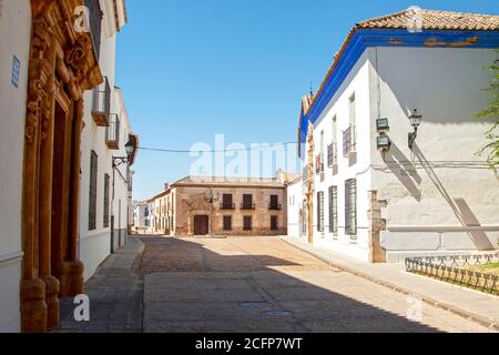 Piazza Santo Domingo (Plaza de Santo Domingo) con palazzi antichi e storici nel villaggio di Almagro, Spagna. Provincia di Ciudad Real, Castilla la Man Foto Stock