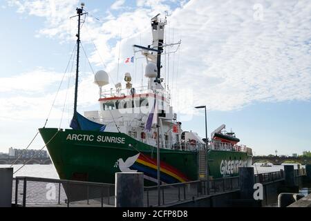 Bordeaux , Aquitaine / Francia - 09 01 2020 : Greenpeace Arctic Sunrise nave su bordeaux porto verde barca Foto Stock