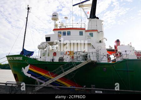 Bordeaux , Aquitaine / Francia - 09 01 2020 : logo verde della barca Greenpeace e segno sulla nave Arctic Sunrise Foto Stock