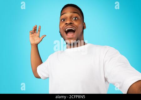 Funny African Man Making Selfie su sfondo blu, Studio Shot Foto Stock