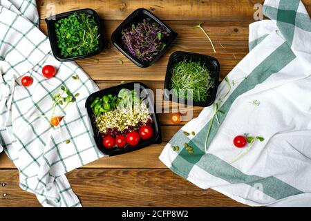 Immagine di insalata verde con germogli di piselli, fagioli, cavolo rosso Foto Stock