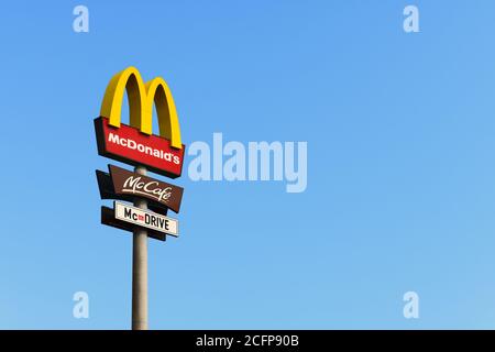 McDonald's logo contro un cielo blu a ELLWANGEN, GERMANIA - 01 SETTEMBRE 2019. Foto Stock