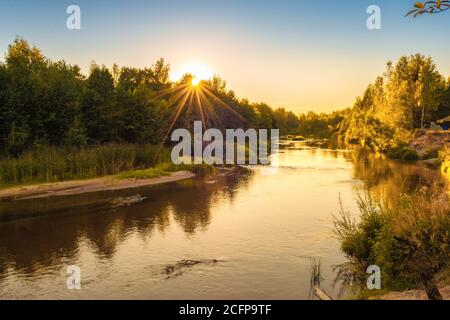 piccolo fiume foresta al tramonto in autunno. bellissimo paesaggio, tramonto sul fiume. Tramonto dorato sul fiume. Foto Stock
