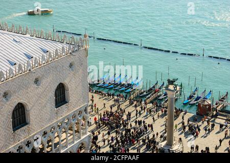 Palazzo Ducale e la folla turistica in Piazza San Marco durante il Carnevale di Venezia. Vista aerea. Foto Stock