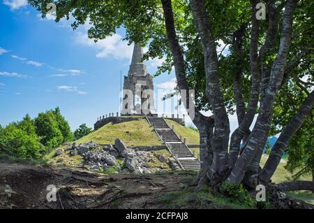 monumento commemorativo dedicato ai soldati uccisi nella prima guerra mondiale Sul Monte Cimone in Italia si chiama Ossario DEL CIMONE Foto Stock