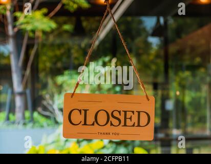 cartello chiuso all'ingresso del ristorante cafe o ufficio d'affari il deposito è chiuso a causa dell'effetto di coronavirus covid-19 pandemia Foto Stock