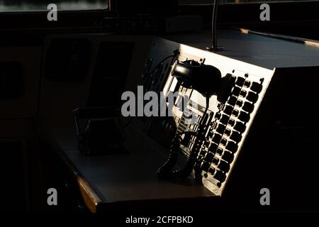 Luce notturna estiva sul cruscotto con forti contrasti, pulsanti e ricevitore del telefono Foto Stock