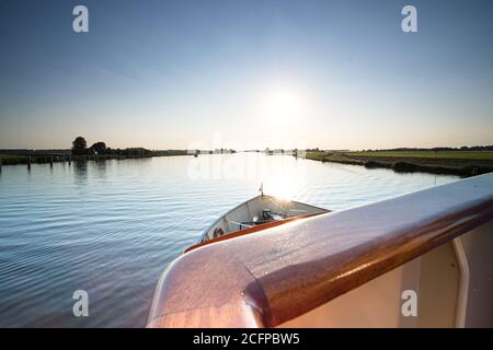 Vista sull'estuario del fiume IJssel e il suo delta dalla balaustra di una barca Foto Stock