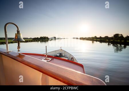 Vista sull'estuario del fiume IJssel e il suo delta dalla balaustra di una barca Foto Stock