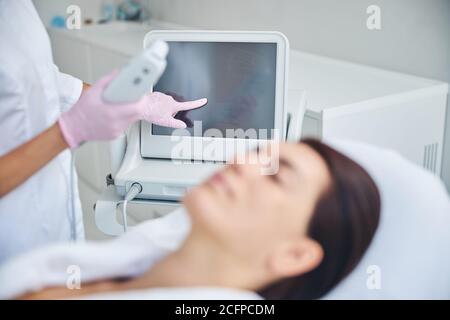 Cosmetician che prepara il suo paziente per una procedura di bellezza Foto Stock