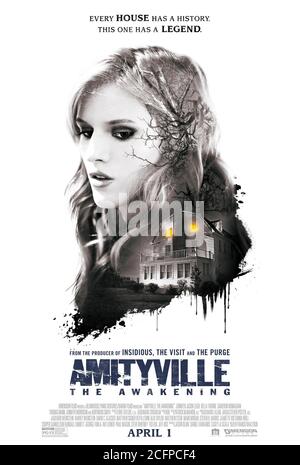 Amityville: The Awakening (2017) diretto da Franck Khalifate e interpretato da Jennifer Jason Leigh, Bella Thorne, McKenna Grace e Cameron Monaghan. Una sola madre e i suoi figli si trasferiscono in quella famigerata casa. Foto Stock