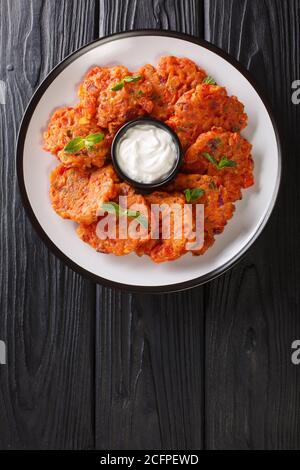 Le frittelle di pomodoro Domatokeftedes sono un famoso e delizioso piatto di Santorini fatto con pomodori maturi, cipolle e formaggio feta primo piano in un piatto Foto Stock