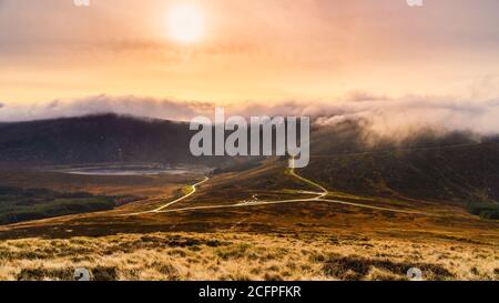 Splendido e suggestivo tramonto alla centrale elettrica di Turlough Hill, centrale idroelettrica a pompaggio che fornisce energia verde per la regione di Wicklow, Irlanda Foto Stock