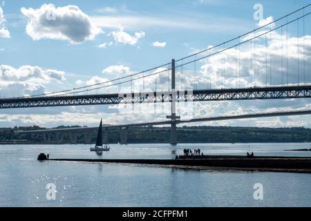 Il molo e lo scivolo a North Queensferry, Fife, Scozia. Foto Stock