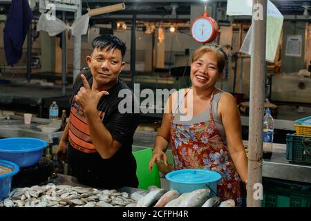 Boracay, Filippine - 22 gennaio 2020: Venditori di mercato del pesce sull'isola di Boracay. Foto Stock