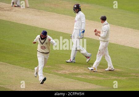 Surrey's Amar Virdi (a sinistra) celebra la partita di Tom Haines (centro) di Sussex durante il secondo giorno della partita del Bob Willis Trophy al Kia Oval, Londra. Foto Stock