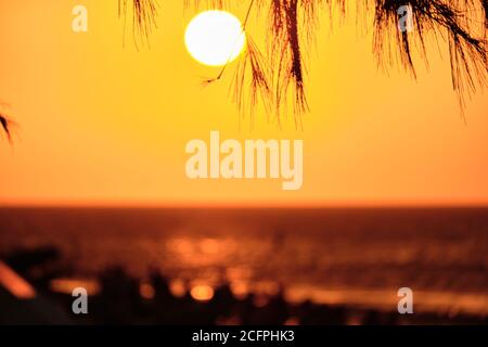 Boracay, Filippine - 23 gennaio 2020: Tramonto sull'isola di Boracay. Vela e altre barche tradizionali con turisti sul mare sullo sfondo di Foto Stock