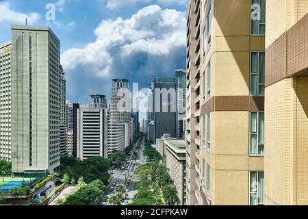 Manila, Filippine - 31 gennaio 2020. Vista della città di Makati durante il giorno. Grattacieli in condizioni di sole limpide. Foto Stock