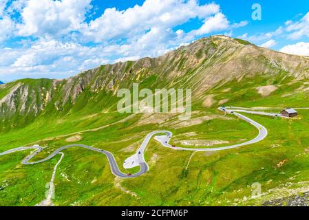 Montagna asfalto strada serpentina. Tortuoso Grossglockner High Alpine Road con Edelweissspitze sullo sfondo, Austria. Foto Stock