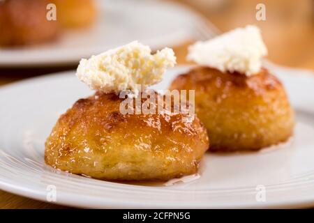 Dessert turco Kemalpasa / Sekerparare con crema di latte Foto Stock