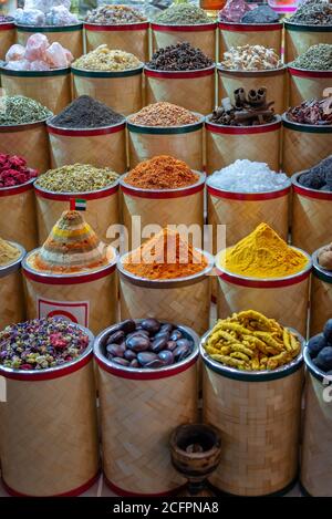 Pali colorati di spezie nel Souk di Dubai, Emirati Arabi Uniti Foto Stock