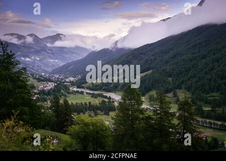 Nuvole e luci meravigliose nelle Alpi italiane Foto Stock