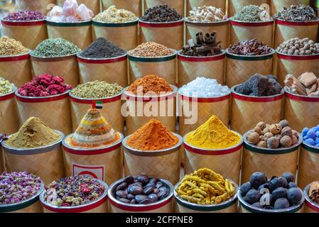 Pali colorati di spezie nel Souk di Dubai, Emirati Arabi Uniti Foto Stock