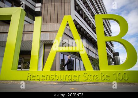 Norimberga, Germania. 04 settembre 2020. Il logo dell'Istituto per la ricerca sul lavoro dell'Agenzia federale dell'occupazione, IAB, si trova di fronte alla costruzione dell'autorità. L'Istituto è stato fondato nel 1967 come strumento di ricerca dell'allora Agenzia federale dell'occupazione ed è stato un dipartimento speciale dell'Agenzia federale dell'occupazione dal 2004. Credit: Daniel Karmann/dpa/Alamy Live News Foto Stock