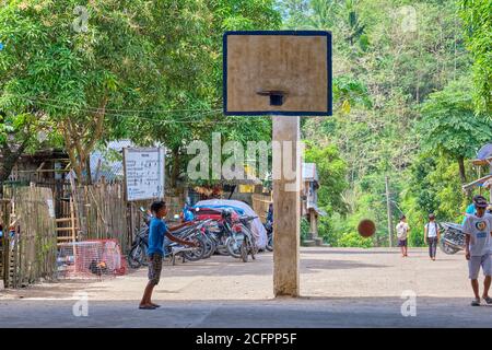 Panay, Filippine - Jan 24, 2020: Campo di pallacanestro villaggio sull'isola di Panay nelle Filippine. Foto Stock