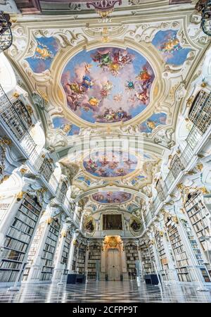 Assolutamente impressionante - la più grande biblioteca monastica del mondo - nell'abbazia di Admont, Aistria Foto Stock