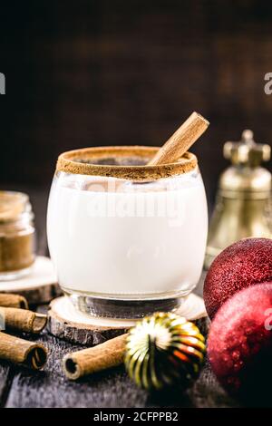 Eggnog caldo tipico di Natale, fatto a casa in tutto il mondo, a base di uova e alcol. Chiamato eggnog, Auld Man's latte, latte e pisco, momo cola Foto Stock