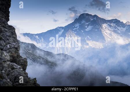 Nuvole e luci meravigliose nelle Alpi italiane Foto Stock