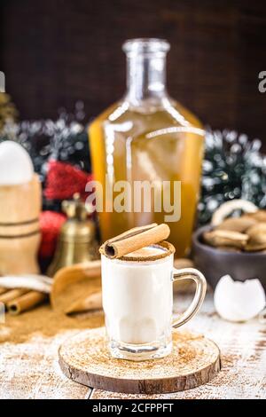 Eggnog caldo tipico di Natale, fatto a casa in tutto il mondo, a base di uova e alcol. Chiamato eggnog, Auld Man's latte, latte e pisco, momo cola Foto Stock