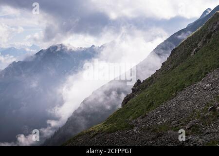 Nuvole e luci meravigliose nelle Alpi italiane Foto Stock