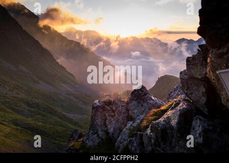 Nuvole e luci meravigliose nelle Alpi italiane Foto Stock