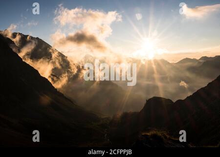 Nuvole e luci meravigliose nelle Alpi italiane Foto Stock