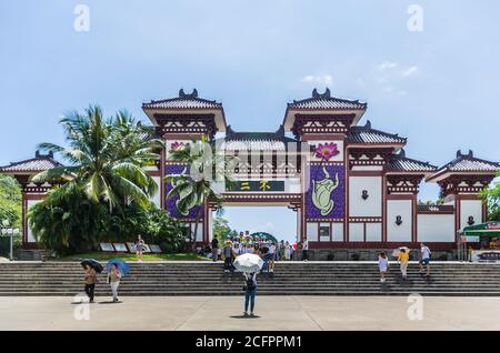 SANYA, HAINAN, CINA - OTTOBRE 10: Ingresso principale nel centro buddista di Nanshan al 10 Ottobre 2019 a Sanya, Hainan, Cina Foto Stock