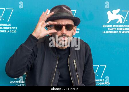 Venezia, Italia. 07 settembre 2020. Il regista JR partecipa alla fotocellula di 'Paesant Homily' durante il 77° Festival del Cinema di Venezia a Palazzo del Casino sul Lido di Venezia, il 07 settembre 2020. | utilizzo in tutto il mondo Credit: dpa Picture Alliance/Alamy Live News Foto Stock