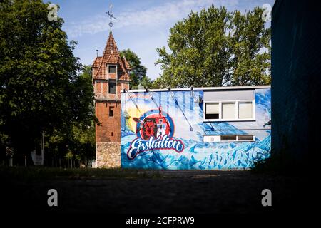 Hannover, Germania. 14 luglio 2020. Il logo del club di sport su ghiaccio 'EC Hannover Indians' può essere visto su una facciata nell'area d'ingresso allo stadio di ghiaccio presso la torre dei cavalli. Credit: Moritz Frankenberg/dpa/Alamy Live News Foto Stock