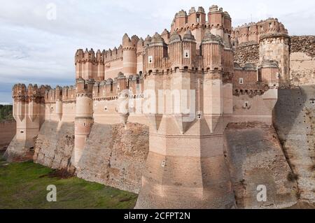 Il Castello di Coca è una fortificazione del XV secolo costruita in stile gotico e moresco, situata a Coca, Segovia, Spagna. Foto Stock