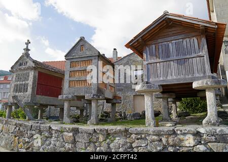 Tre horreos, fienili galiziani tradizionali, a Combarro (Pontevedra, Spagna) Foto Stock